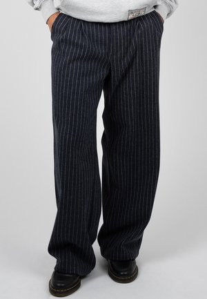 PROHIBITED, REVIVAL PINSTRIPE PLEATED PANTS - Broek - blueish grey