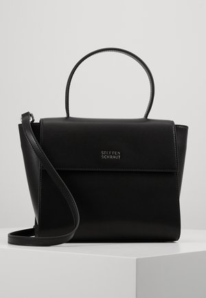 Schwarze Lederhandtasche mit strukturiertem Design, oberem Griff und abnehmbarem Schultergurt. Verfügt über einen magnetischen Klappverschluss und ein geprägtes Logo.