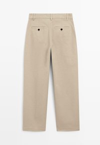Beige, rechte broek met twee achterzakken, elk met een knoopsluiting. Gemaakt van zachte, lichte stof.