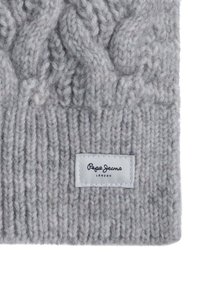 Grå strikket hue med kabeldesign, der har en ribbet kant og et hvidt mærke med "Pepe Jeans London" i sort skrift.