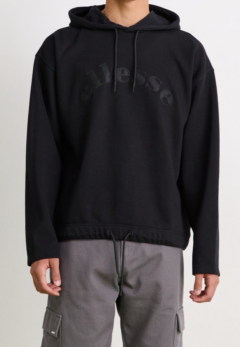 Sudadera con capucha negra de corte holgado, que presenta un logotipo embossado en la parte delantera, cordón en el dobladillo y textura suave.