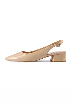 Pump beige in pelle lucida con punta affusolata, tacco a blocco basso e dettaglio a fibbia circolare sulla cintura.