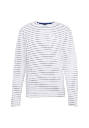 Biała koszula z długim rękawem z cienkimi poziomymi szarymi paskami i małą kieszonką na piersi, prezentowana na białym tle.