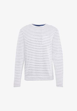 Weißes Langarmshirt mit dünnen horizontalen grauen Streifen und einer kleinen Brusttasche, dargestellt vor weißem Hintergrund.