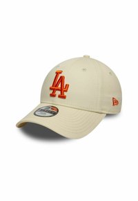 Gorra de béisbol beige con un logo naranja de "LA" en la parte frontal y un logo naranja de New Era en el lado.