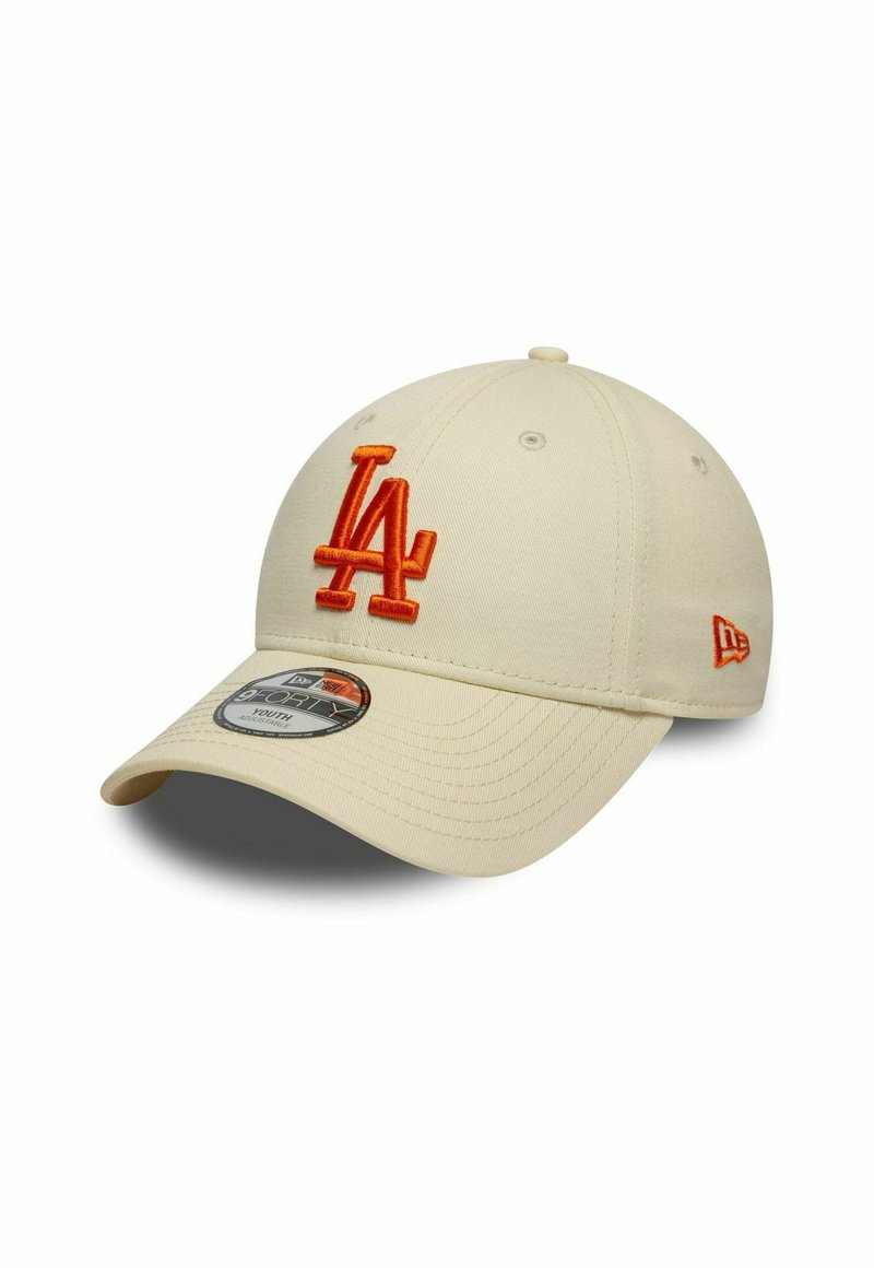 Gorra de béisbol beige con un logo naranja de "LA" en la parte frontal y un logo naranja de New Era en el lado.