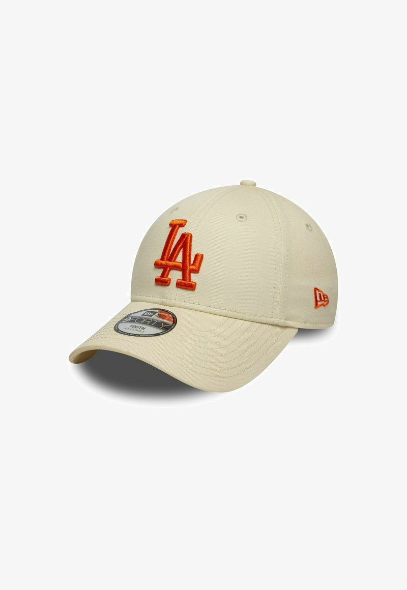 Cappello da baseball beige con un logo arancione "LA" sul davanti e un logo New Era arancione sul lato.