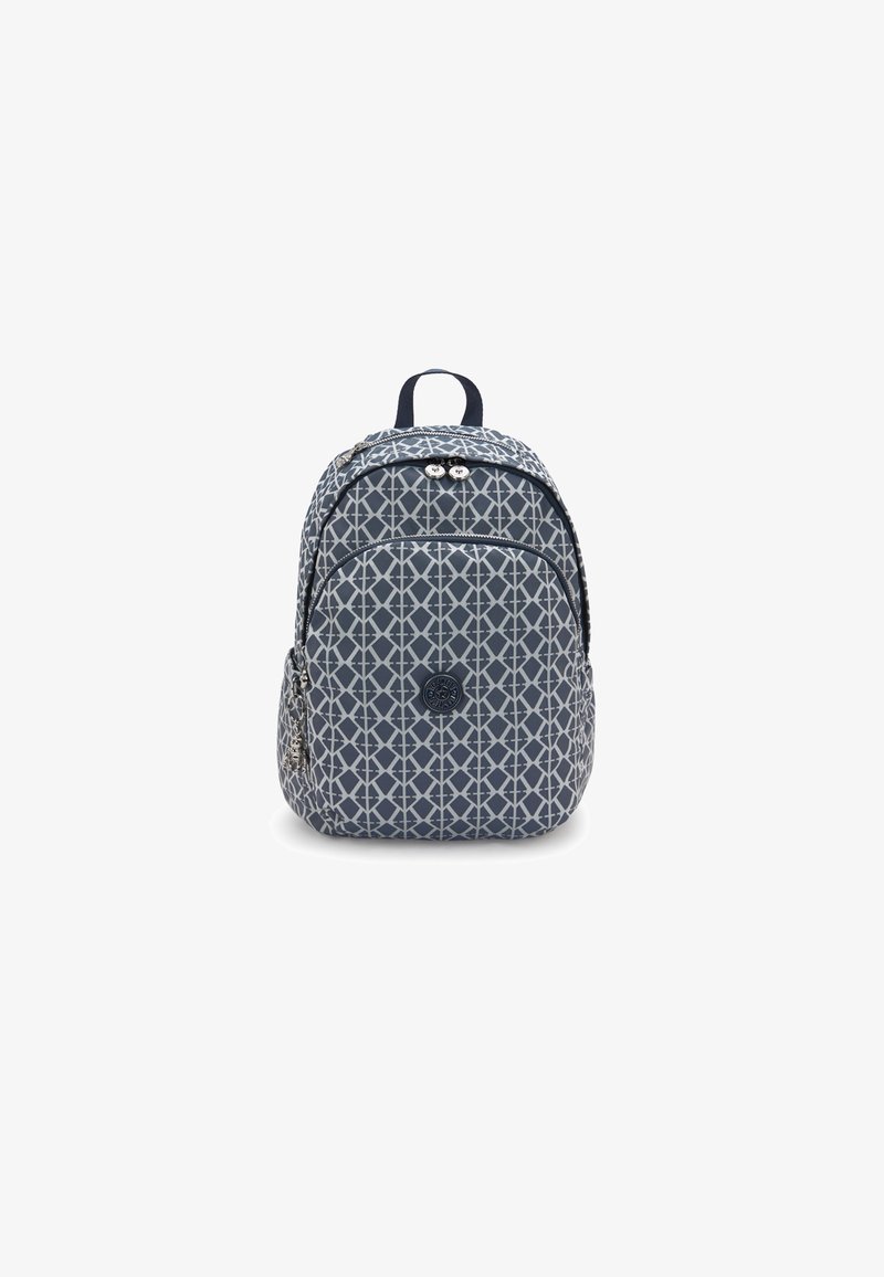 Námořnický modrý batoh s geometrickým šedým vzorem, zipovými přihrádkami a kulatým logem na přední straně. Texturovaná tkanina a nastavitelné popruhy.
