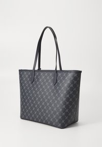 Marinebl�å tote bag med et tekstureret materiale, der har et gentaget geometrisk mønster, dobbelthåndtag og en struktureret form.