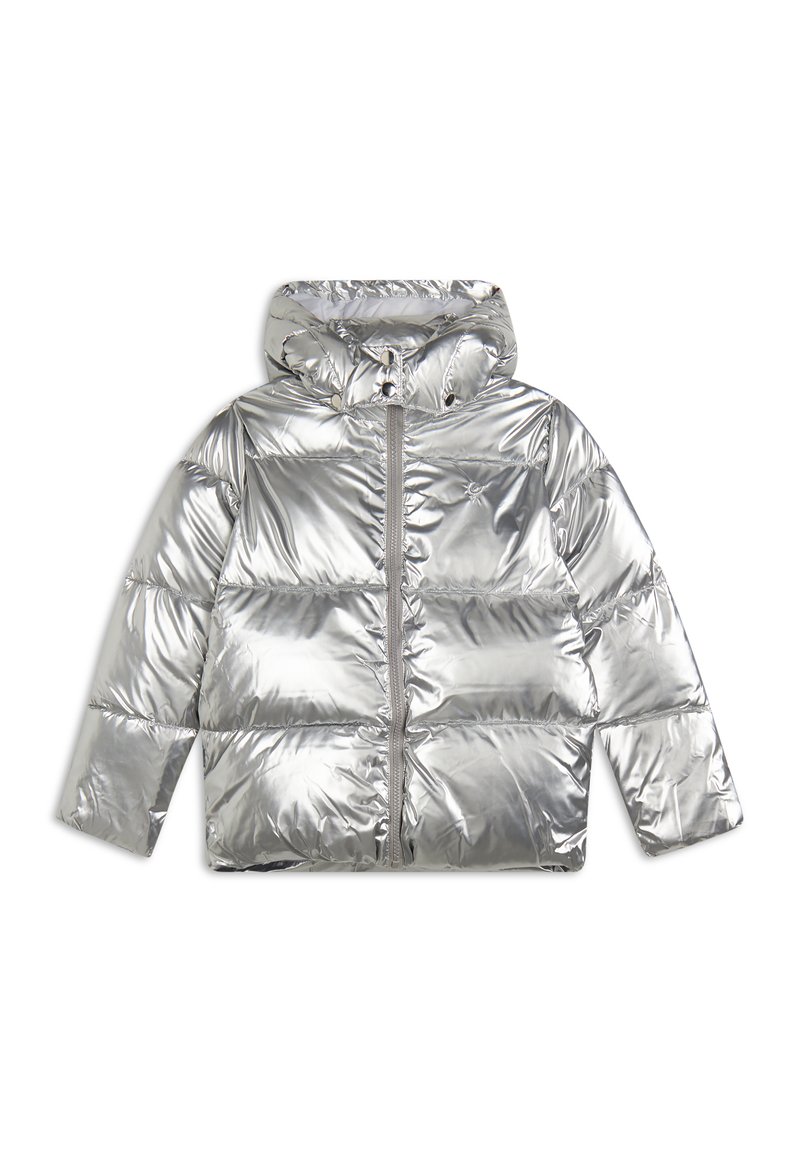 Giacca a piumino argento con cappuccio, dotata di chiusura a zip completa, design trapuntato e materiale lucido e riflettente. Tessuto morbido e maniche larghe.