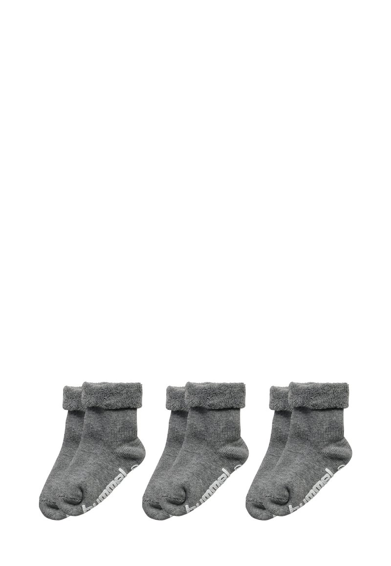 Graue Kleinkindersocken mit einer weichen, strukturierten Oberfläche, ausgestattet mit einem umschlagbaren Bündchen und weißem Branding an der Zehe. Im Set mit drei Paar.