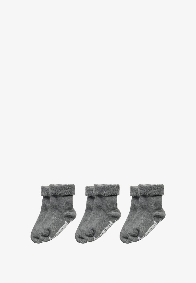 Szare skarpetki dla malucha z miękkim, teksturowanym wykończeniem, z zawiniętym mankietem i białym brandingiem na palcach. Zestaw trzech par.