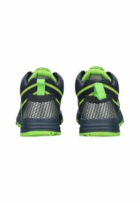 Blaue und grüne Sportschuhe mit Mesh-Details, gepolsterten Kragen und strukturierten Außensohlen mit einem gripfähigen Muster. Reflektierende Akzente vorhanden.