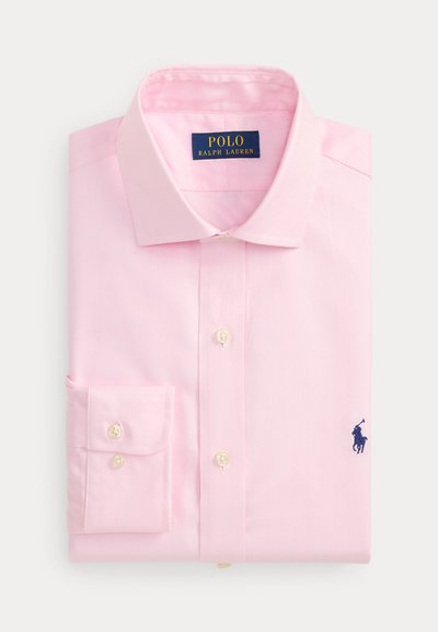 Lichtroze overhemd met lange mouwen, opgevouwen met dichtgeknoopte manchetten en kraag, met donkerblauw Polo Ralph Lauren-logo op de borst.