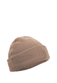 Gorro de punto marrón con una superficie texturizada, diseño ligeramente holgado y un puño doblado. Presenta una parte superior sin costuras y un material transpirable.