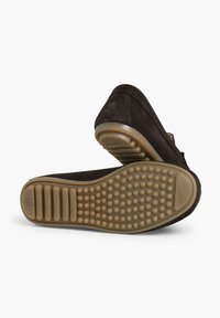 Hnědé semišové slip-on boty s nízkým profilem, texturované gumové podešve s vyvýšenými tečkami pro lepší grip a hladkým vnitřním podšívkovým materiálem.