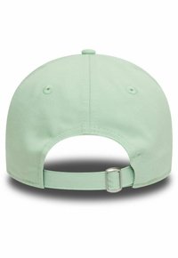 Miętowo-zielona czapka z gładkiej tkaniny, z regulowanym paskiem i okrągłym szwem na tyle. Posiada otwory wentylacyjne.