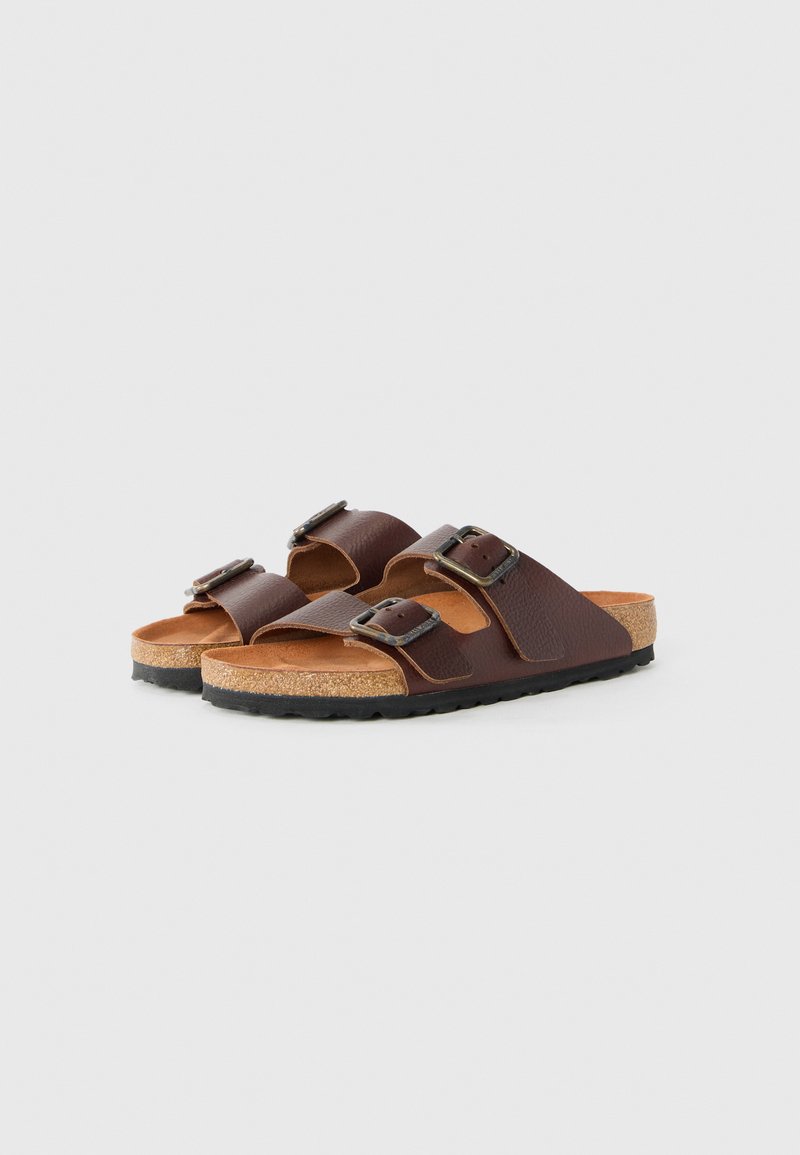 Braune Ledersandalen mit zwei verstellbaren Riemen, Korkfußbett, strukturierter Oberfläche und Gummisohle. Mit silberfarbigen Schnallen.