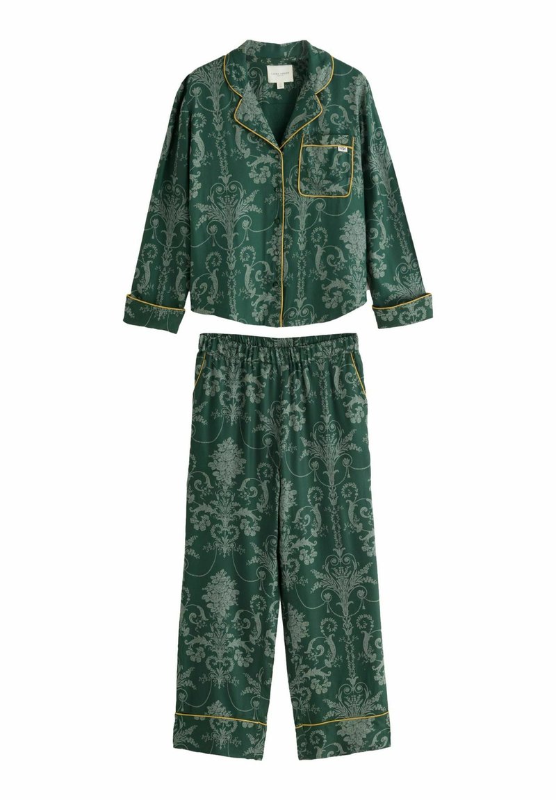 Zelený vzorovaný pyžamový set pozostávajúci z trička s dlhým rukávom a vreckom a nohavíc. Zlaté lemovanie zvýrazňuje kvetinový dizajn na saténovom materiáli.