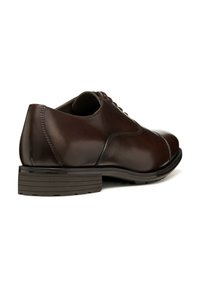 Scarpa oxford in pelle marrone, punta arrotondata, superficie liscia, design con lacci, suola in gomma con scanalature e dettagli cuciti sul tallone.