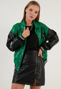 LELA LOOSE FIT - Imitatieleren jas - benetton color