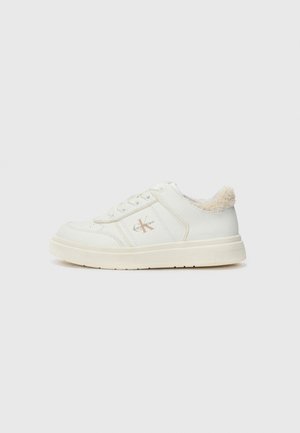 Witte sneaker met een glad synthetisch bovenwerk, ronde neus, lichtgekleurde zool en een zachte bontafwerking op de kraag. Bevat een gouden logo-accent.