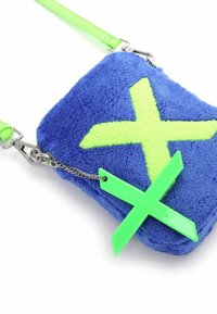 Borsa a tracolla in velluto blu con design 'X' verde neon. Presenta una tracolla verde staccabile e accessori in argento. Finitura in tessuto testurizzato.