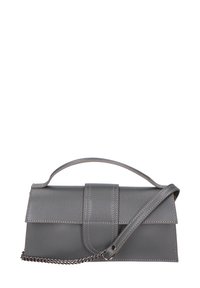 Borsa in pelle grigia con un design strutturato. Presenta un manico superiore, una tracolla a catena removibile e una texture liscia con cuciture a contrasto.