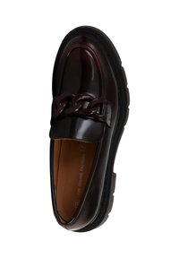 Bordeaux læder loafers med en kraftig kædeaccent over vamps, struktureret sort gummisål og en glat finish.