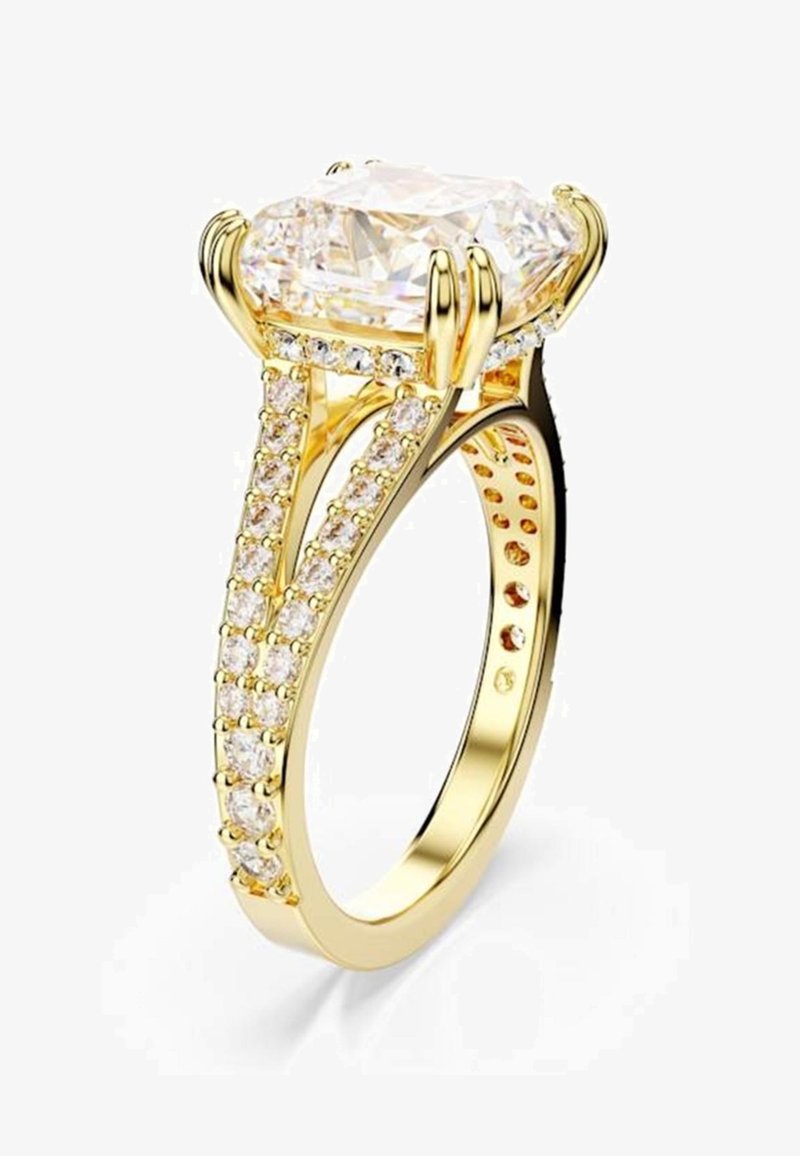 Anello di fidanzamento in oro con una grande pietra centrale rettangolare, chiara e incastonata in quattro griffe, accentuata da pietre preziose più piccole lungo la metà.