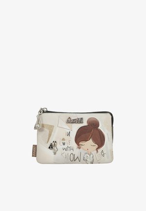 Piccola pochette beige con illustrazione di una ragazza dai capelli castani, zip con ciondolo a forma di gatto e testo "In love with knowledge" sul davanti.