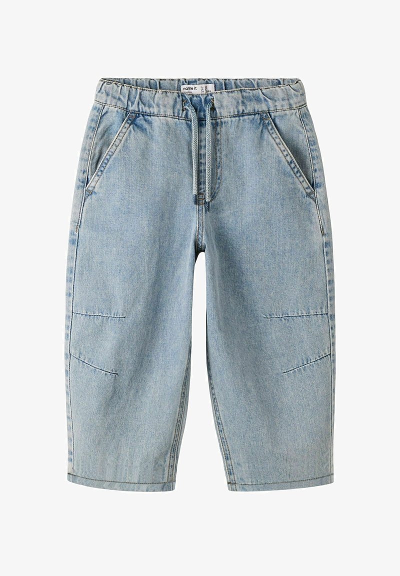 Short en denim bleu clair avec taille élastique, cordon, poches avant et détails de couture aux genoux.