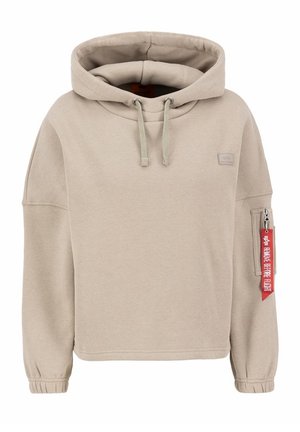 Sweat à capuche beige à manches longues avec cordons, patch avant, poignets élastiques et poche zippée sur la manche avec étiquette rouge "Remove Before Flight".