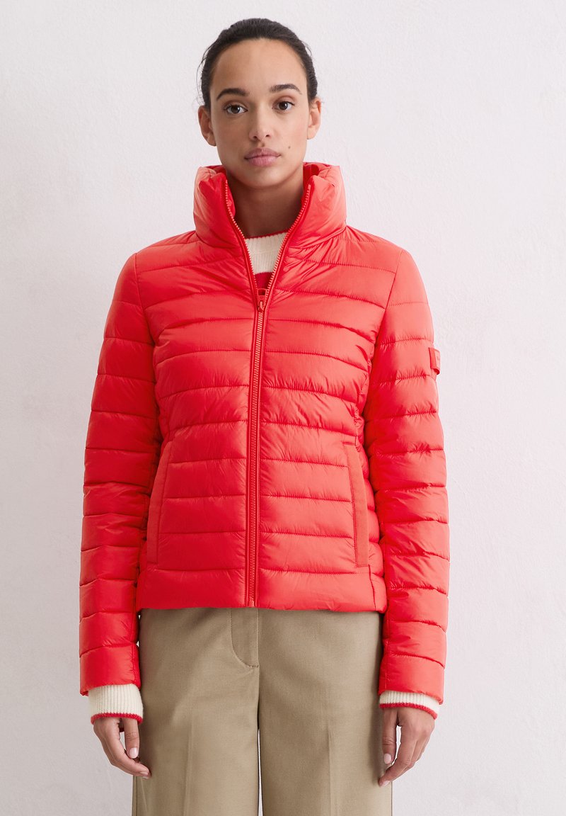 Czerwona pikowana kurtka puchowa z wysokim kołnierzem, poziomym wzorem pikowania i zapięciem na zamek; posiada ściągacze na rękawach oraz kieszenie.
