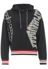 Schwarzer, cropped Hoodie mit Kordelzug, der mit Strassverzierungen an den Ärmeln und einem gestreiften Rippbündchen in Rot, Weiß und Schwarz versehen ist.