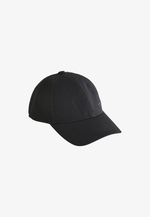 Sort baseballkasket med solide frontpaneler og mesh bagpaneler, buet skygge og knap på toppen, isoleret på hvid baggrund.