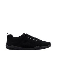 Schwarze Sportschuhe mit einem gestrickten Obermaterial, das ein strukturiertes Design und runde Schnürsenkel aufweist, auf einer flexiblen Gummisohle mit einem subtilen Wellenmuster.