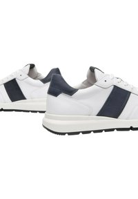 Sneaker bianche con dettagli blu navy, tomaia in pelle liscia, punta rotonda, chiusura con lacci, colletto imbottito e suola in gomma con grip testurizzato.