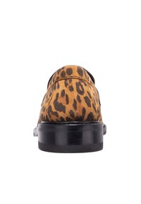 Suède schoenen met luipaardprint, zwarte rubberen zool, afgeronde neus en een gladde afwerking. Voorzien van opvallende donkere vlekken op een beige achtergrond.