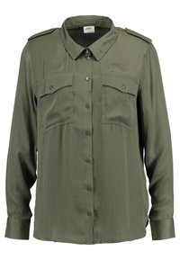 Camicia verde oliva con bottoni, due tasche sul petto, maniche lunghe, spalline e una texture liscia. Il tessuto sembra leggero.