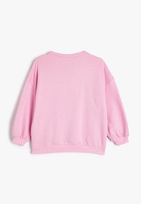 Felpa rosa con scollo a girocollo, spalle scese e polsini a costine. Texture morbida e vestibilità rilassata.