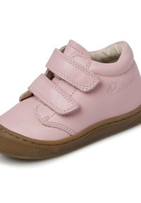 Růžová kožená bota se dvěma suchými zipy, zaoblený design, polstrovaný kotník a gumená podešev s texturovaným gripem.