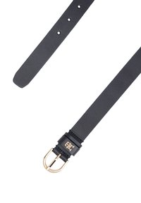 Ceinture en cuir noir à la texture lisse, avec une boucle en métal doré et un logo embossé près de la boucle. Plusieurs trous d'ajustement pour la taille.
