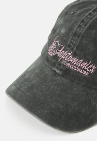 Casquette en coton gris foncé avec un visière incurvé et du texte brodé rose qui indique "elephantus Club Culinaire". Tissu texturé avec des motifs subtils.