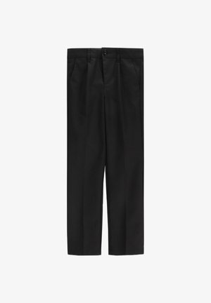 Czarne proste spodnie od garnituru z szlufkami na pasek, przednim guzikiem, zamkiem błyskawicznym i bocznymi kieszeniami, ułożone płasko na białym tle.