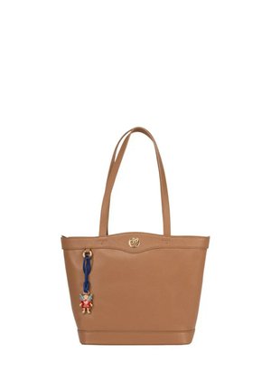 Borsa a mano in pelle marrone con manici lunghi, stemma dorato al centro in alto e ciondolo pendente con cinturino blu e decorazione a figura rossa.