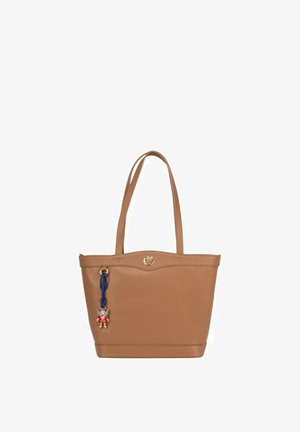 Borsa a mano in pelle marrone con manici lunghi, stemma dorato al centro in alto e ciondolo pendente con cinturino blu e decorazione a figura rossa.