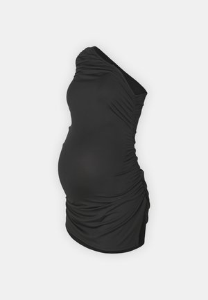 Czarna, jednokomorowa sukienka ciążowa z elastycznego materiału, z marszczeniem po bokach i dopasowanym krojem, który pomieści rosnący brzuch.