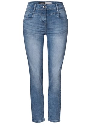 Jean en denim bleu clair avec une coupe ajustée, présentant une fermeture à bouton, cinq poches et un léger dégradé pour un détail de texture.
