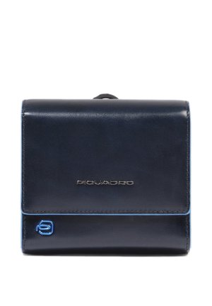 Dunkelblaues Lederportemonnaie mit Metalllogo und Klappverschluss, zeigt ein kleines blaues Emblem in der unteren linken Ecke.